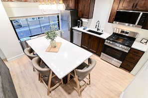 Full-sized fridge, microwave, oven, stovetop