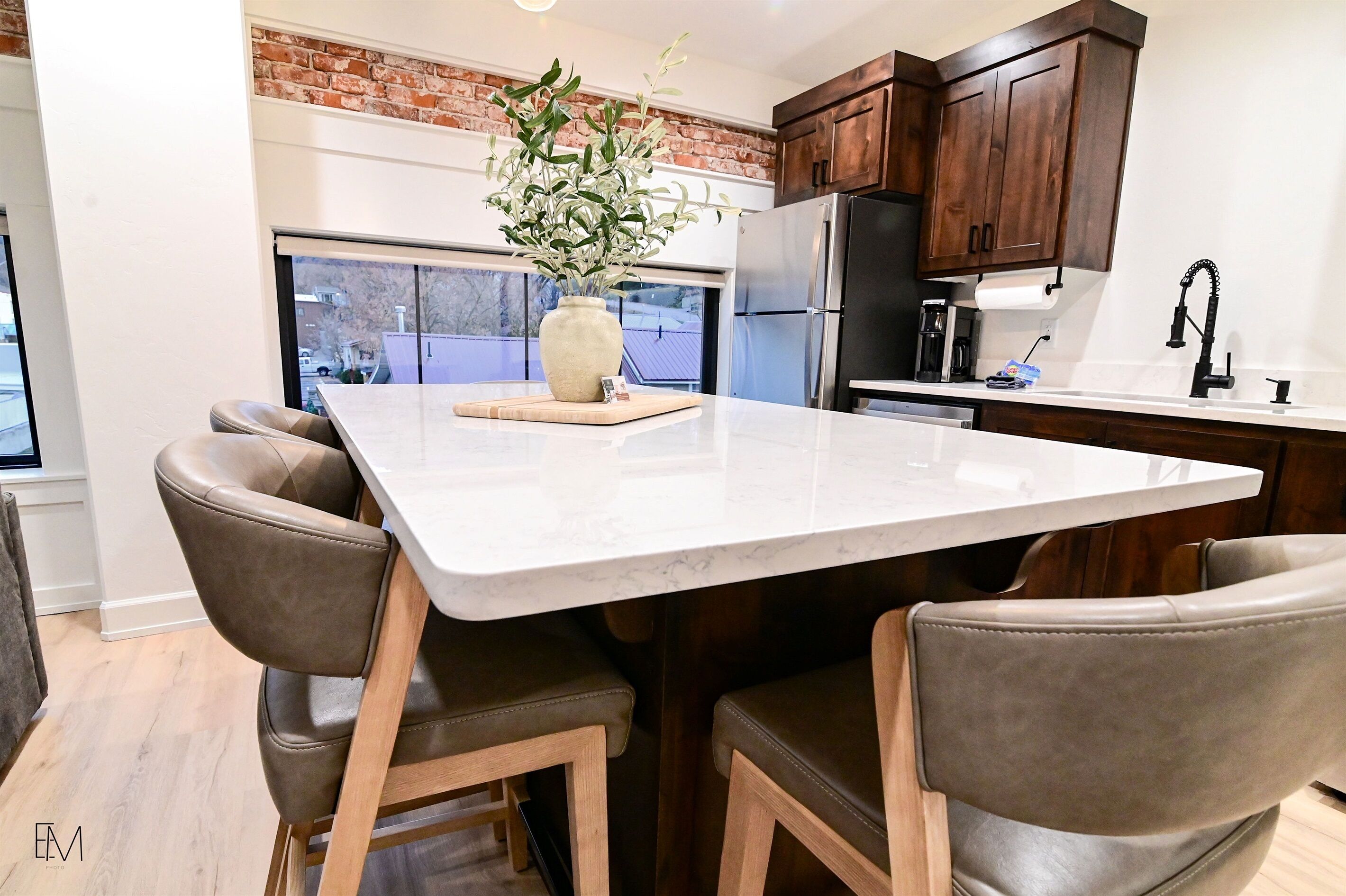 Full-size fridge, microwave, oven, stovetop