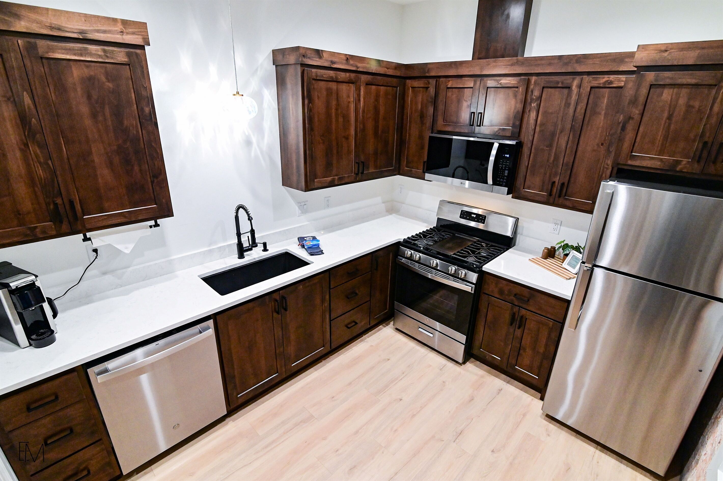 Kjøleskap, mikrobølgeovn, ovn og kokeplater