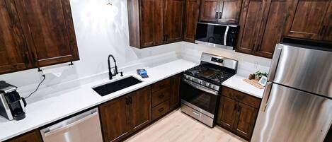 Kjøleskap, mikrobølgeovn, ovn og kokeplater