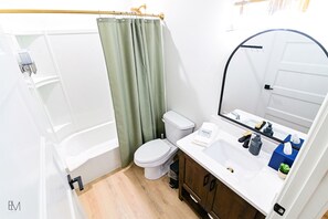 Combined shower/bathtub, hair dryer, towels