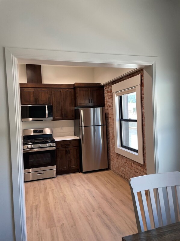Full-sized fridge, microwave, oven, stovetop