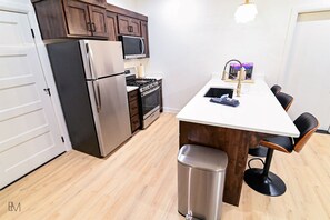 Een koelkast, een microgolfoven, een oven, een kookplaat