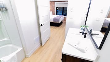 Ensemble douche/baignoire, sĂšche-cheveux, serviettes fournies