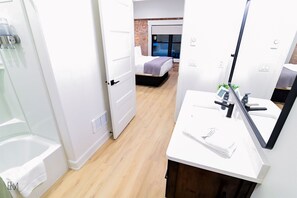 Kombination af bruser/badekar, hårtørrer, håndklæder