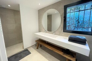 Douche, sèche-cheveux, serviettes fournies