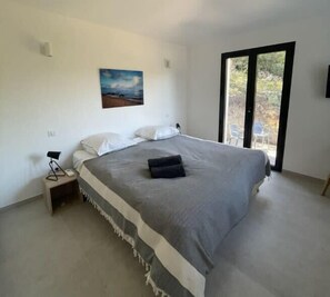 6 bedrooms, iron/ironing board, travel cot, WiFi