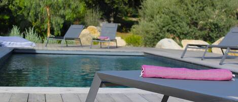 حمّام سباحة مُدفَّأ