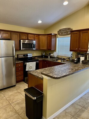 冰箱、微波炉、烤箱、炉灶