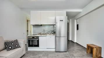 Jääkaappi, uuni, liesi, astianpesukone