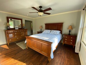 3 bedrooms, desk, free WiFi, bed sheets