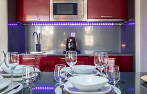 Réfrigérateur, micro-ondes, plaque de cuisson, cafetière/bouilloire
