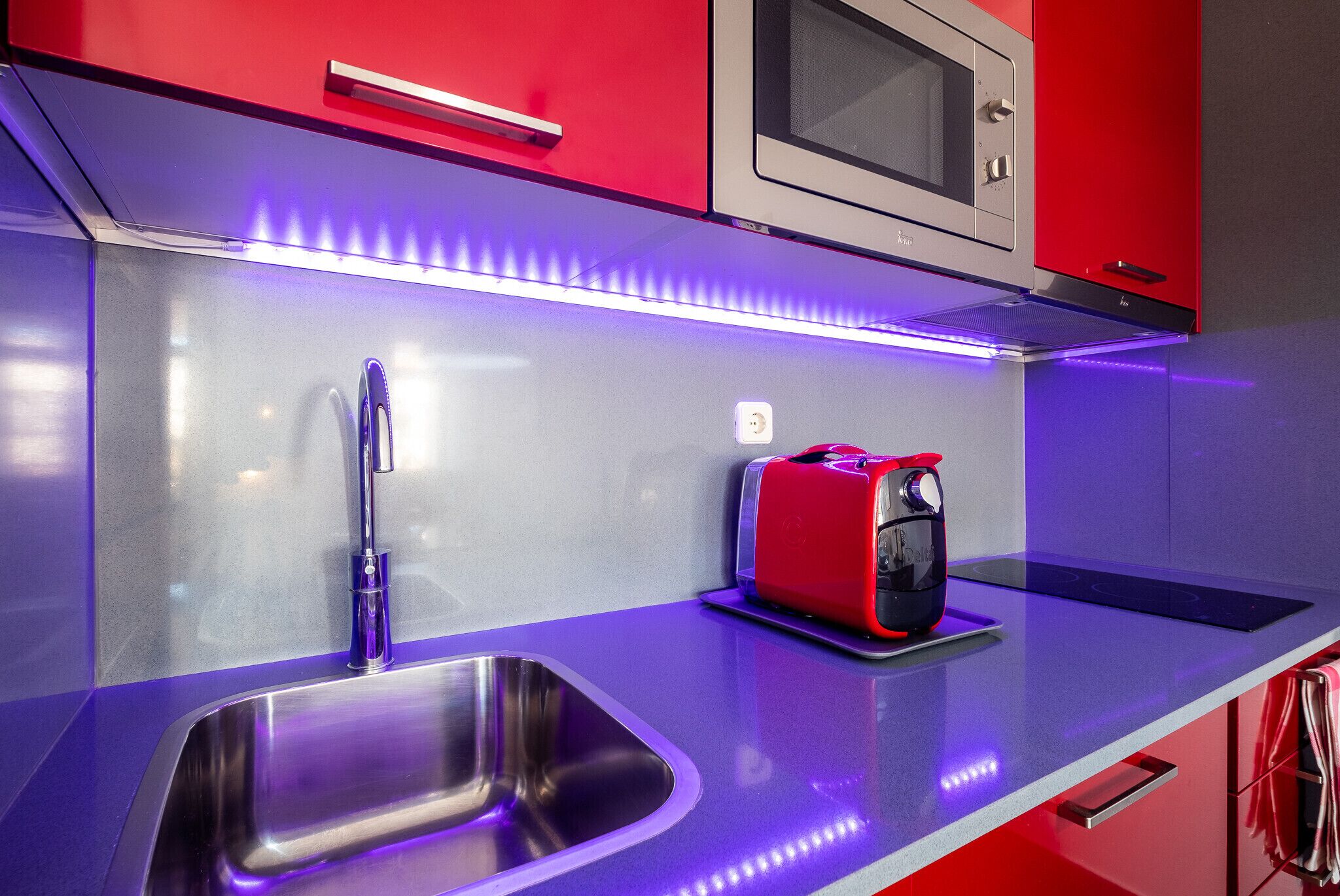 Coffee/tea maker, fridge, microwave, stovetop