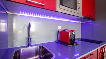 Coffee/tea maker, fridge, microwave, stovetop