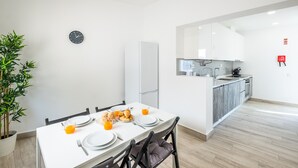 Una cocina moderna con refrigerador, pileta y alacenas.