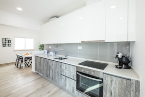 Fridge, microwave, oven, stovetop - #074 Casa dos Arcos by Home Holidays (Albufeira)