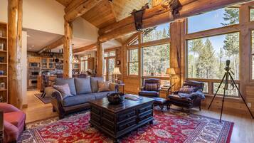 Smart-TV, Kamin, Bücher, Drucker