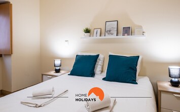 Quarto com cama de casal aconchegante, com decoração Minimalista  