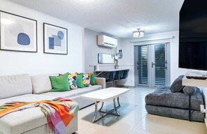 TV, offices - AQUA Ville Moderna 5 · Bright 3BR Haven Near Beach (Dorado)