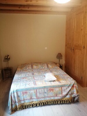 2 bedrooms, WiFi, bed sheets