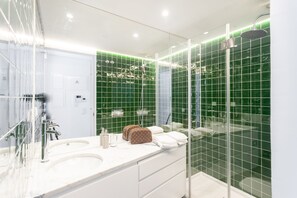 Deluxe Apartment | Bathroom | Rainfall showerhead, hair dryer, towels