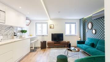 Comfort Apartment, 1 Queen Bed, Non Smoking, Courtyard View | Living area