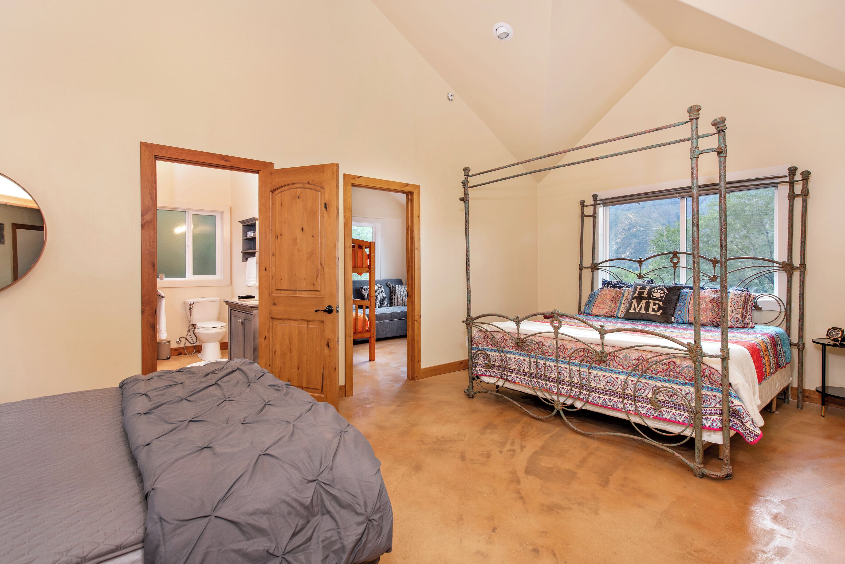 5 室のベッドルーム、デスク、アイロン / アイロン台、旅行用ベビーベッド