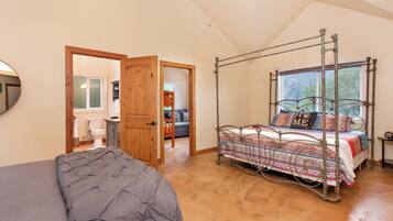 5 室のベッドルーム、デスク、アイロン / アイロン台、旅行用ベビーベッド