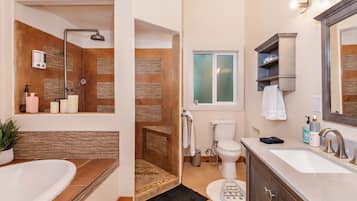 Bañera con ducha, secador de pelo, toallas, jabón