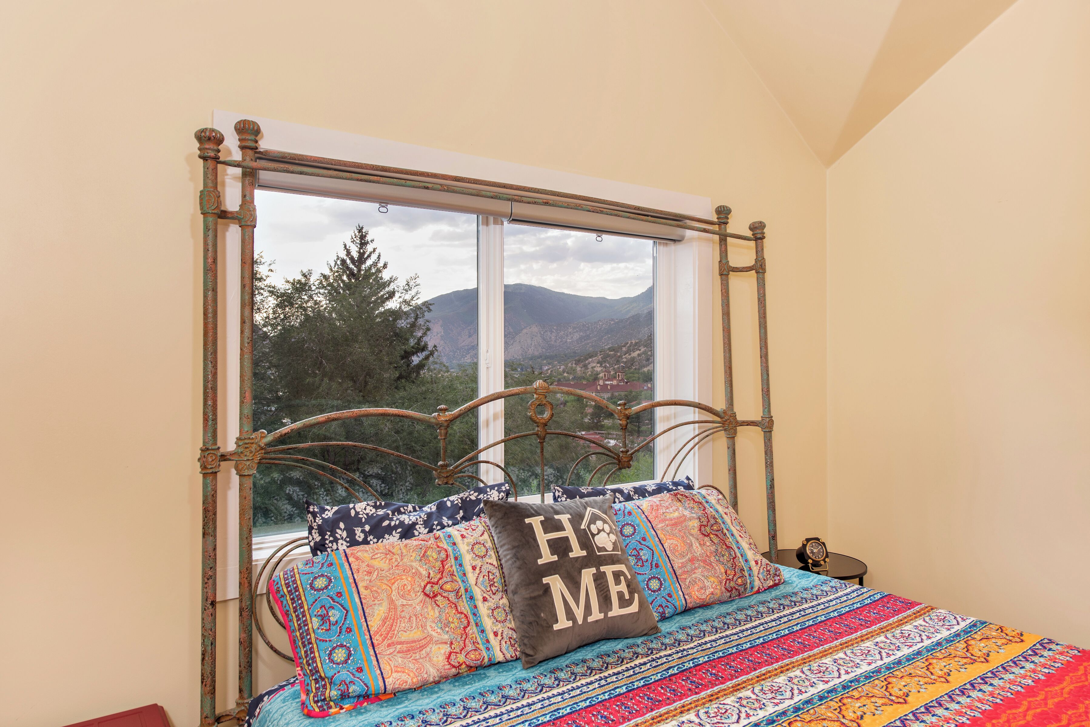 5 bedrooms, desk, iron/ironing board, travel crib