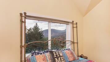 5 bedrooms, desk, iron/ironing board, travel crib