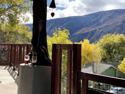 ★★★★★ Million Dollar Castle ✨
🚶 Walk to Downtown ♨️ Hot Springs ⛷️🌌
