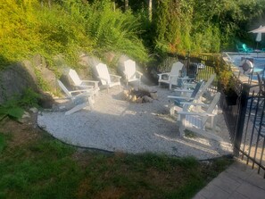 Terrace/patio - Family Summer Oasis- pets allowed, near beaches, swimming pool, outdoor kitchen! (Westerly)
