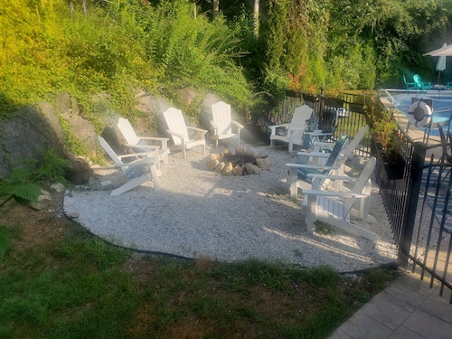Family Summer Oasis- pets allowed, near beaches, swimming pool, outdoor kitchen!