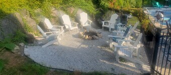 Family Summer Oasis- pets allowed, near beaches, swimming pool, outdoor kitchen!