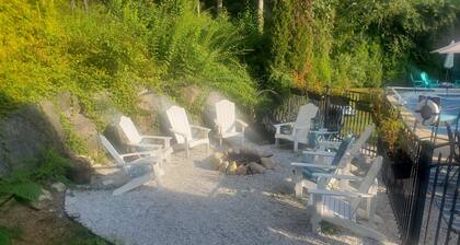 Family Summer Oasis- pets allowed, near beaches, swimming pool, outdoor kitchen!