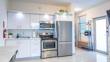 Fridge, microwave, oven, coffee/tea maker