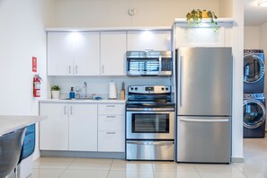 Fridge, microwave, oven, coffee/tea maker - AQUA Ville Moderna 6 · ADA Accessible Cozy Studio (Dorado)