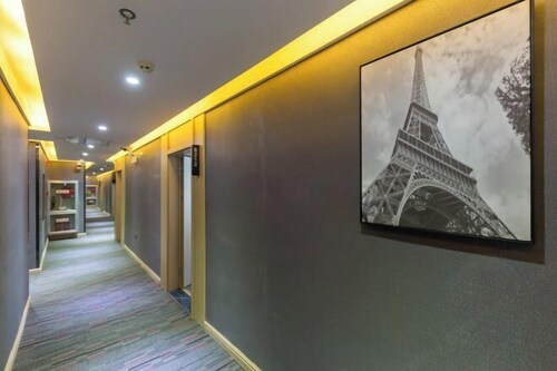 Kaida Light Hotel (Lanzhou West High-speed Railway Station Tumendun Subway Station)