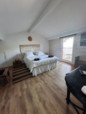 4 chambres, bureau, fer et planche à repasser, lit parapluie