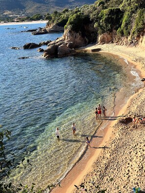 Plage à proximité, chaises longues