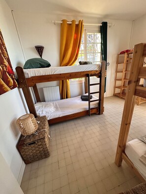 4 slaapkamers, een bureau, een strijkplank/strijkijzer, reisbedje