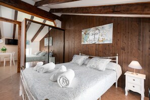 2 slaapkamers, een bureau, een strijkplank/strijkijzer, gratis wifi