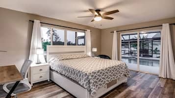 4 habitaciones, escritorio y tabla de planchar con plancha