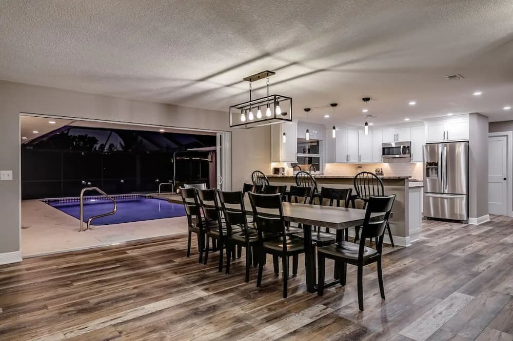 Manatee Key- Riverfront Pool /Dock close to Beach