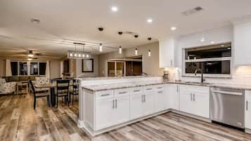 Køleskab, mikrobølgeovn, ovn, kogeplade