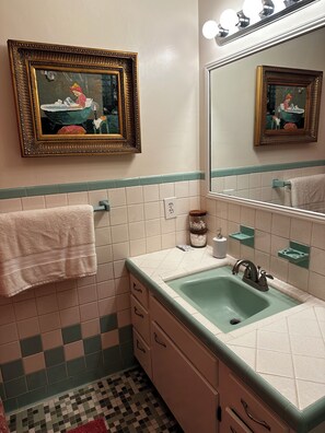 Duschwanne, Haartrockner, Handtücher, Seife