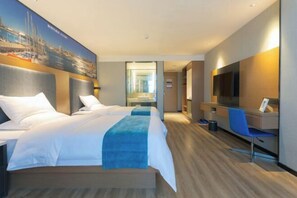 A modern hotel room with a large bed, a desk, a chair, and a TV. - Yeste Hotel (Yulin Yudong New District Wentilu) (Yulin)