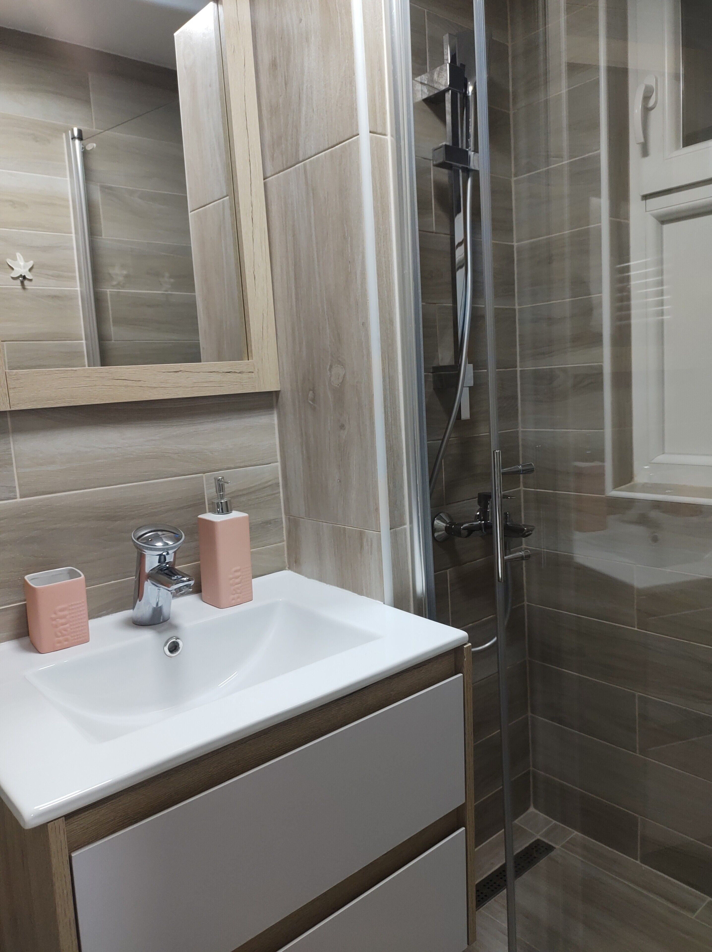 Bruser, gratis toiletartikler, hårtørrer, håndklæder