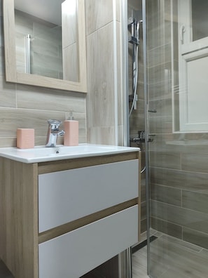 Douche, articles de toilette gratuits, sĂšche-cheveux